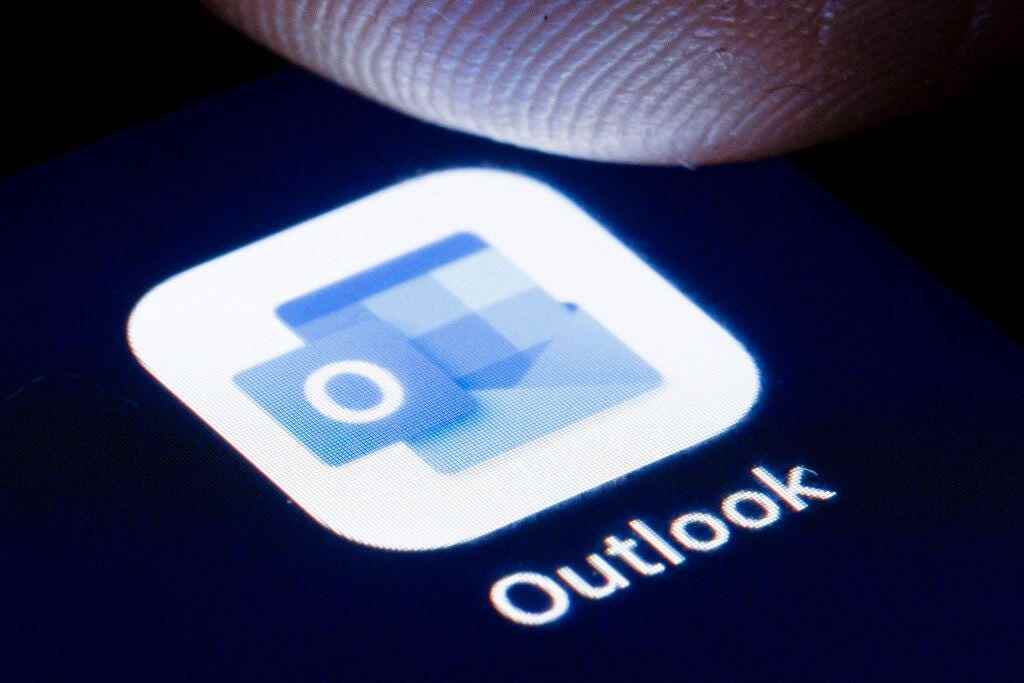 Ekranda parmağınızla dokunmak üzere olan Outlook simgesi.