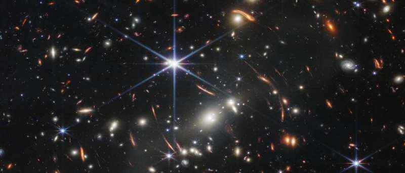James Webb teleskobu, gökada kümelerindeki hayaletimsi ışığın benzersiz bir görüntüsünü üretir
