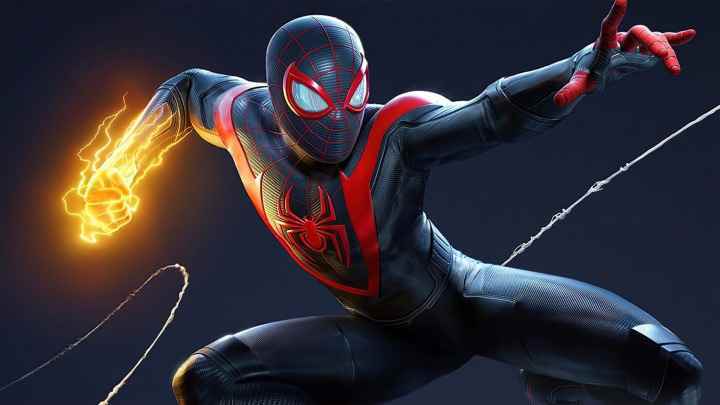 Örümcek Adam rolünde Miles Morales ağında sallanıyor ve tek eliyle güçlerini dolduruyor.