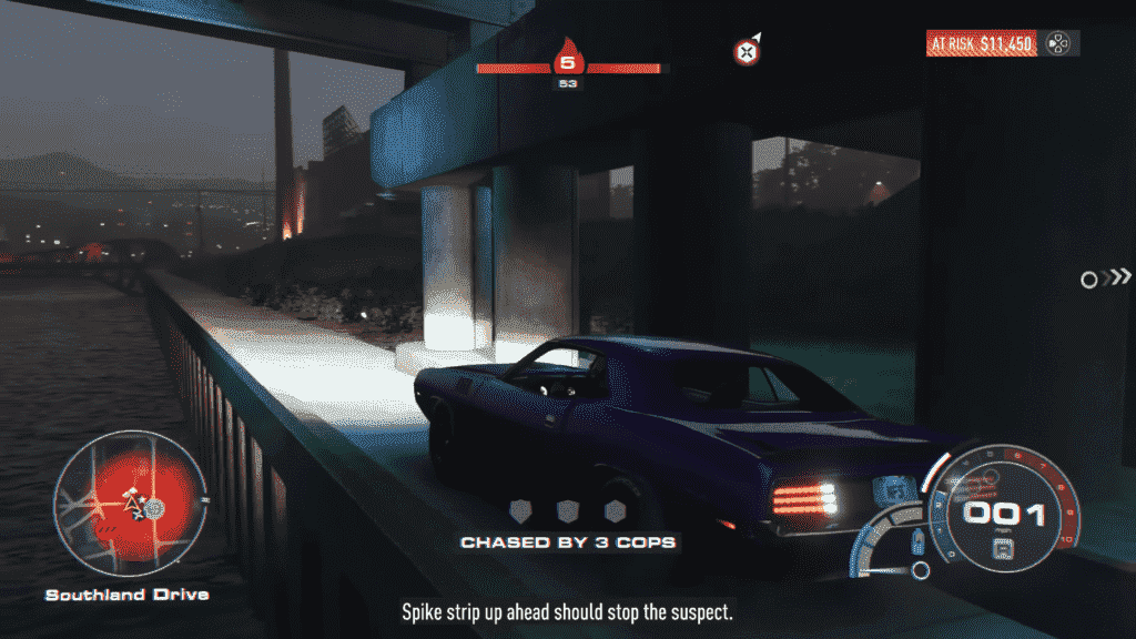 Para çiftliğinde saklanan mavi bir kas arabasının ekran görüntüsü.
