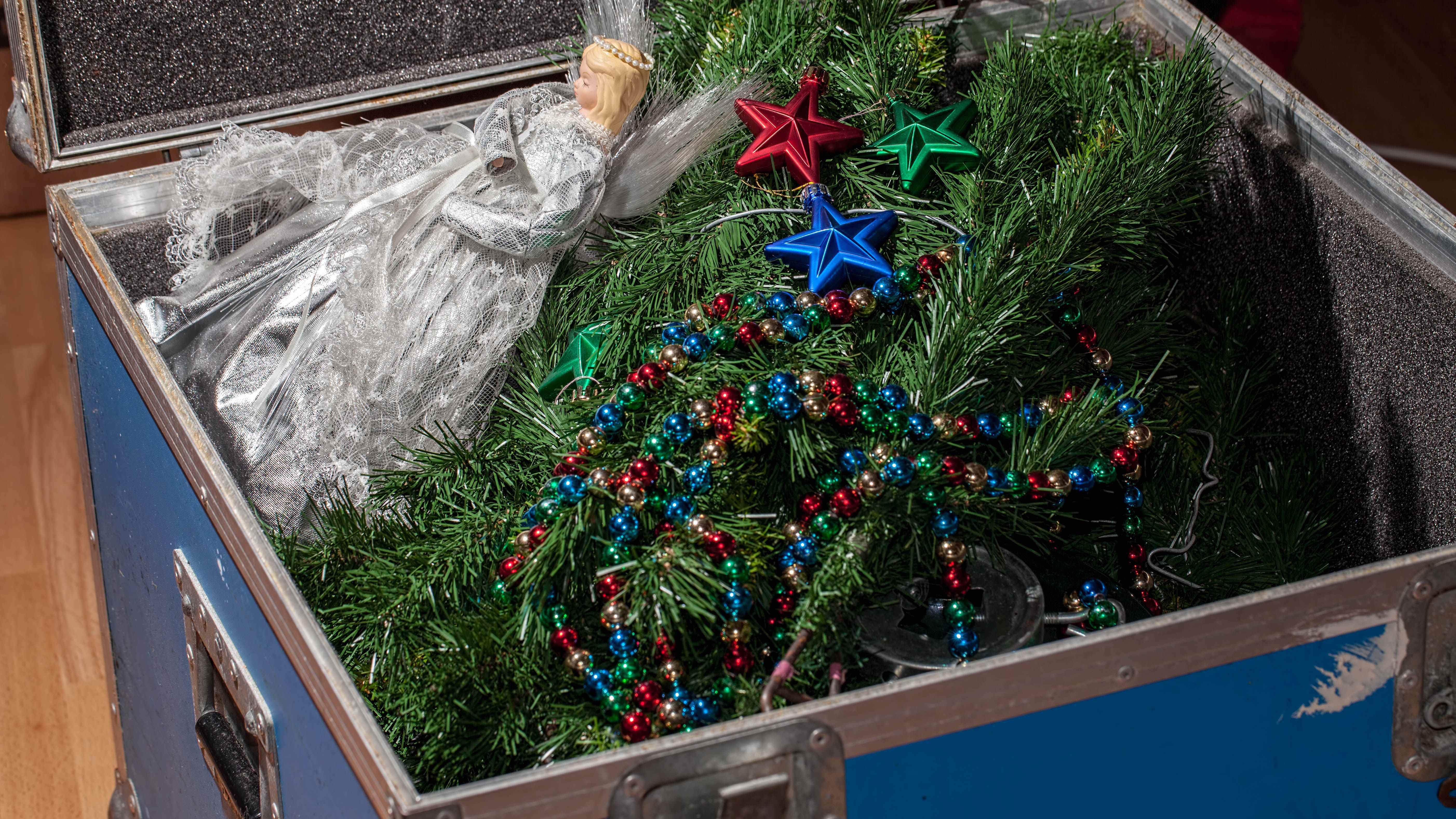 Süslemeleri olan bir sandıkta saklanan bir Noel ağacı