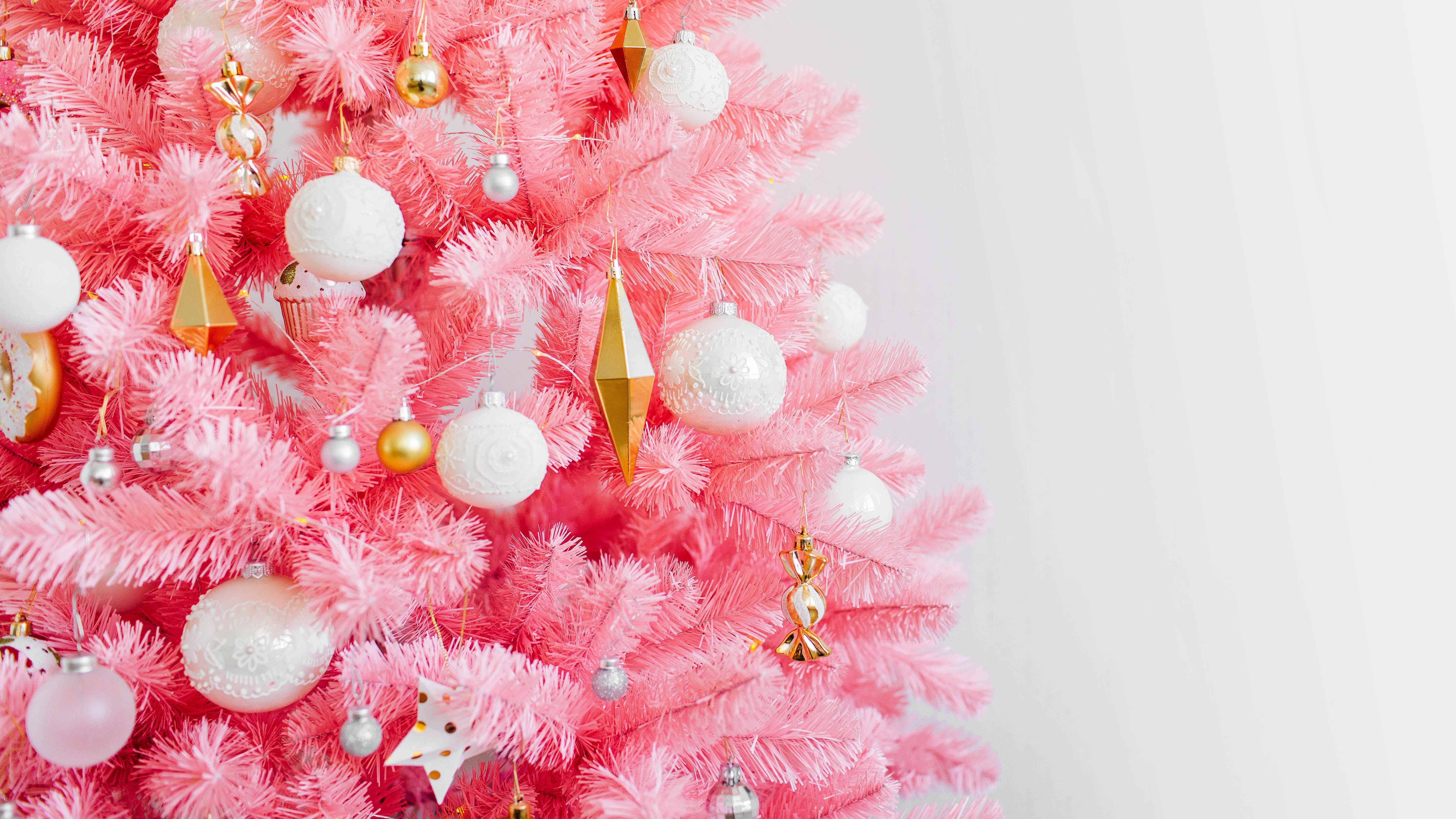 Süslü pembe bir Noel ağacı