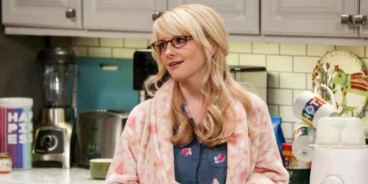 Bernadette, The Big Bang Theory'de mutfaklarında gözlerini Howard'a çeviriyor