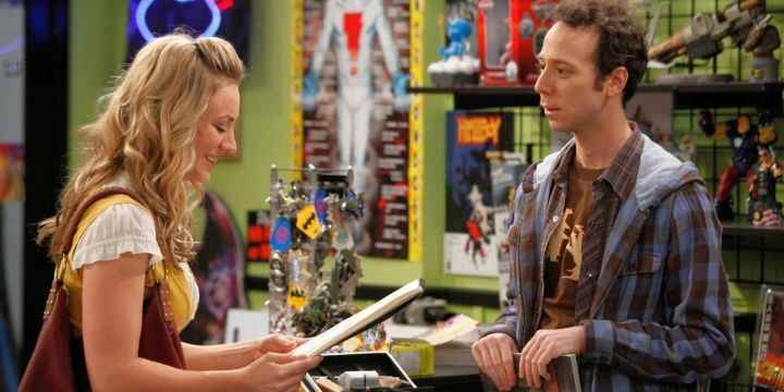 Penny, The Big Bang Theory'deki çizgi roman dükkanından Stuart'tan bir çizgi roman satın alır.