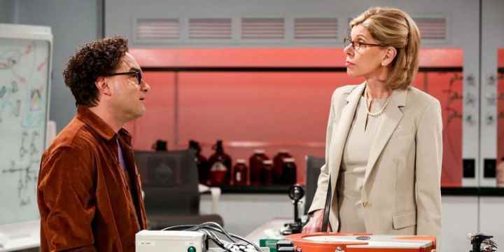 Beverly Hofstadter (Christine Baranski), oğlu Leonard'ı laboratuvarında yargılıyor.
