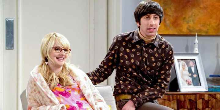 Howard, The Big Bang Theory'de hamile karısı Bernadette'in yanında oturuyor.