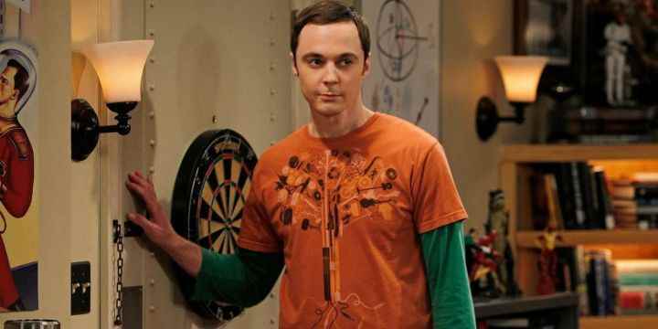 The Big Bang Theory'de Sheldon dairelerinin kapısını kapatıyor.