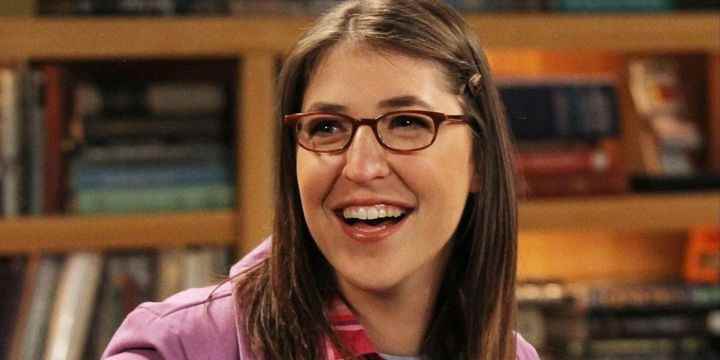Amy, The Big Bang Theory'de Leonard'ın dairesinde gülümsüyor