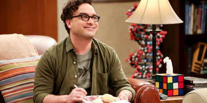 Leonard, The Big Bang Theory'de koltuğunda biraz yemek yemeyi seviyor