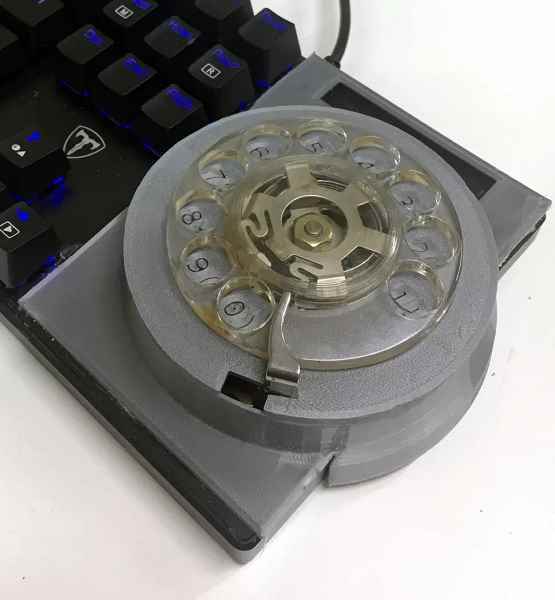 Meraklısı, sayısal tuş takımını eski bir telefondan bir diskle değiştirdi