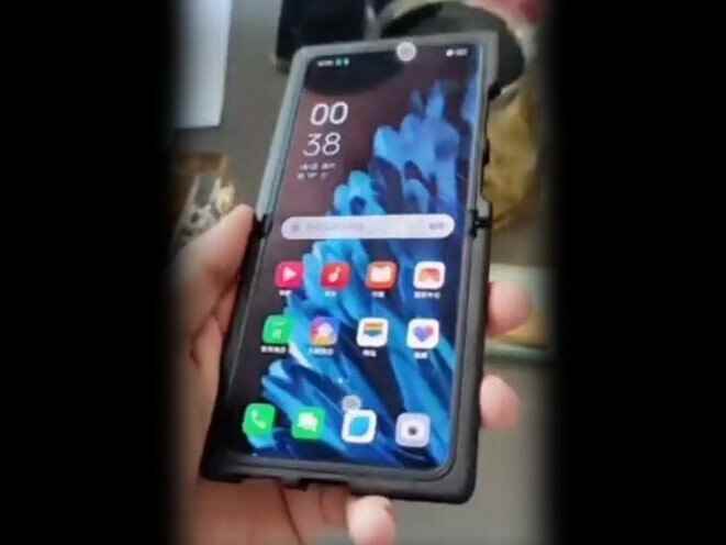 Find N2 Flip'in yer aldığı sızan videodan görüntüler.  - Inno Day 2022, Oppo'nun en yeni katlanabilir akıllı telefonlarını tanıtacağı gelecek hafta için belirlendi