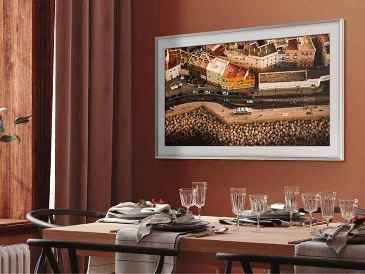 55 inç Samsung The Frame 4K TV, yemek odasında duvarda asılı duruyor.