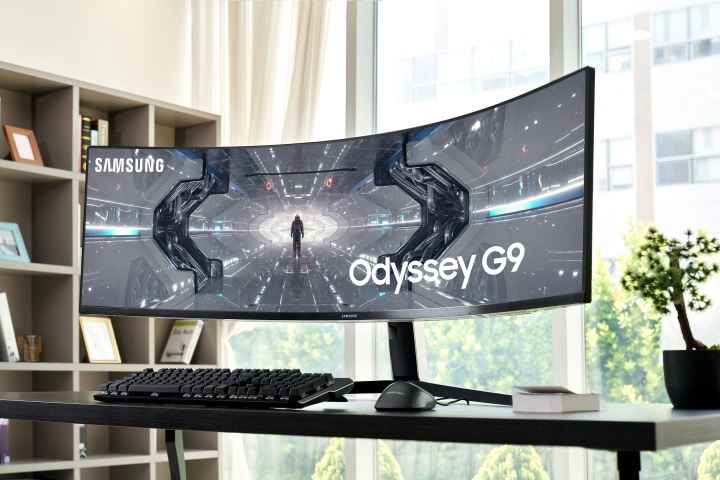 Masanın üzerinde oturan Samsung'un yeni QLED Odyssey oyun monitörünün önden görünümü.