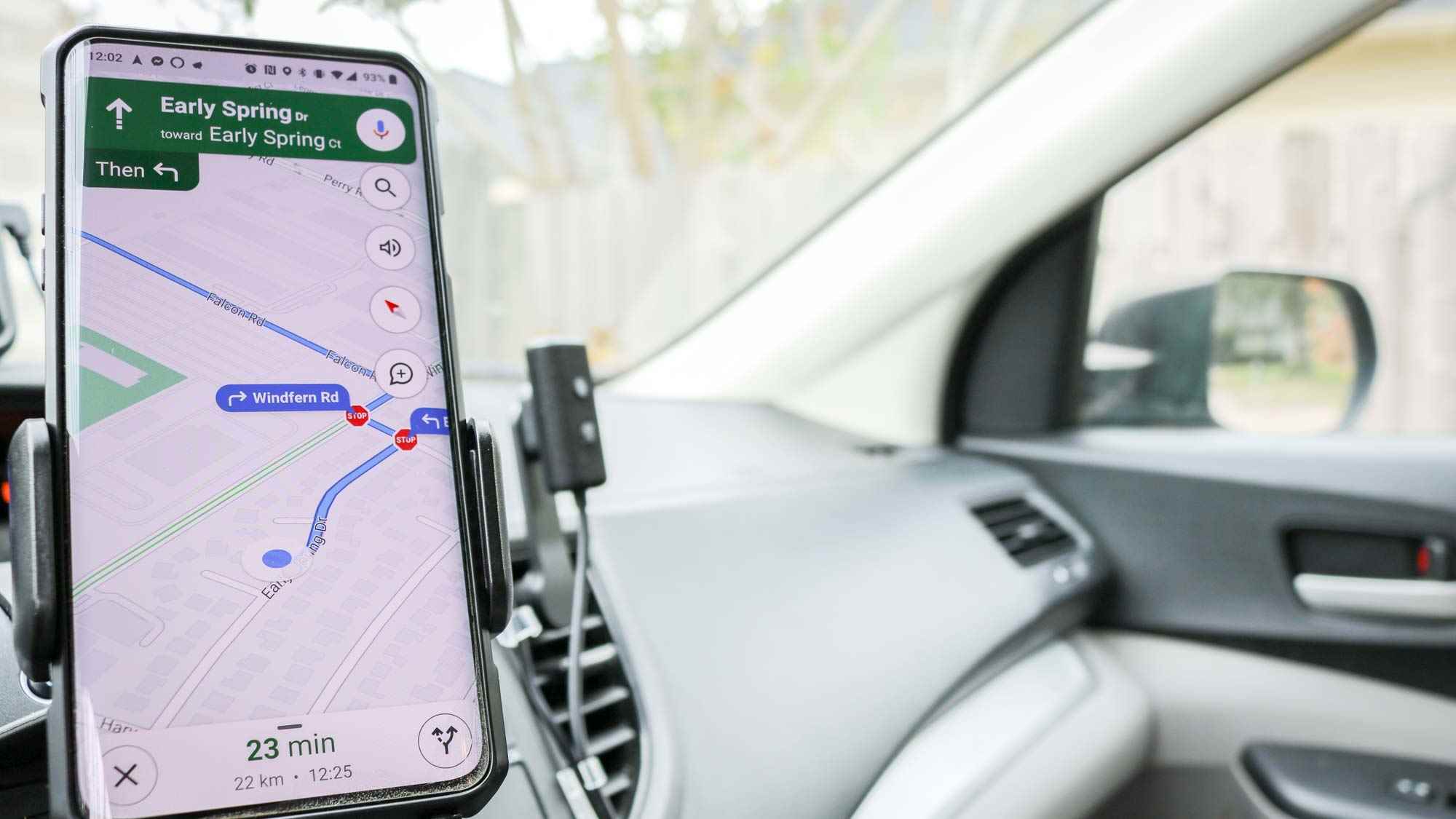 Echo Auto'nun (2. Nesil) yanında Google Haritalar'ı gösteren bir akıllı telefon