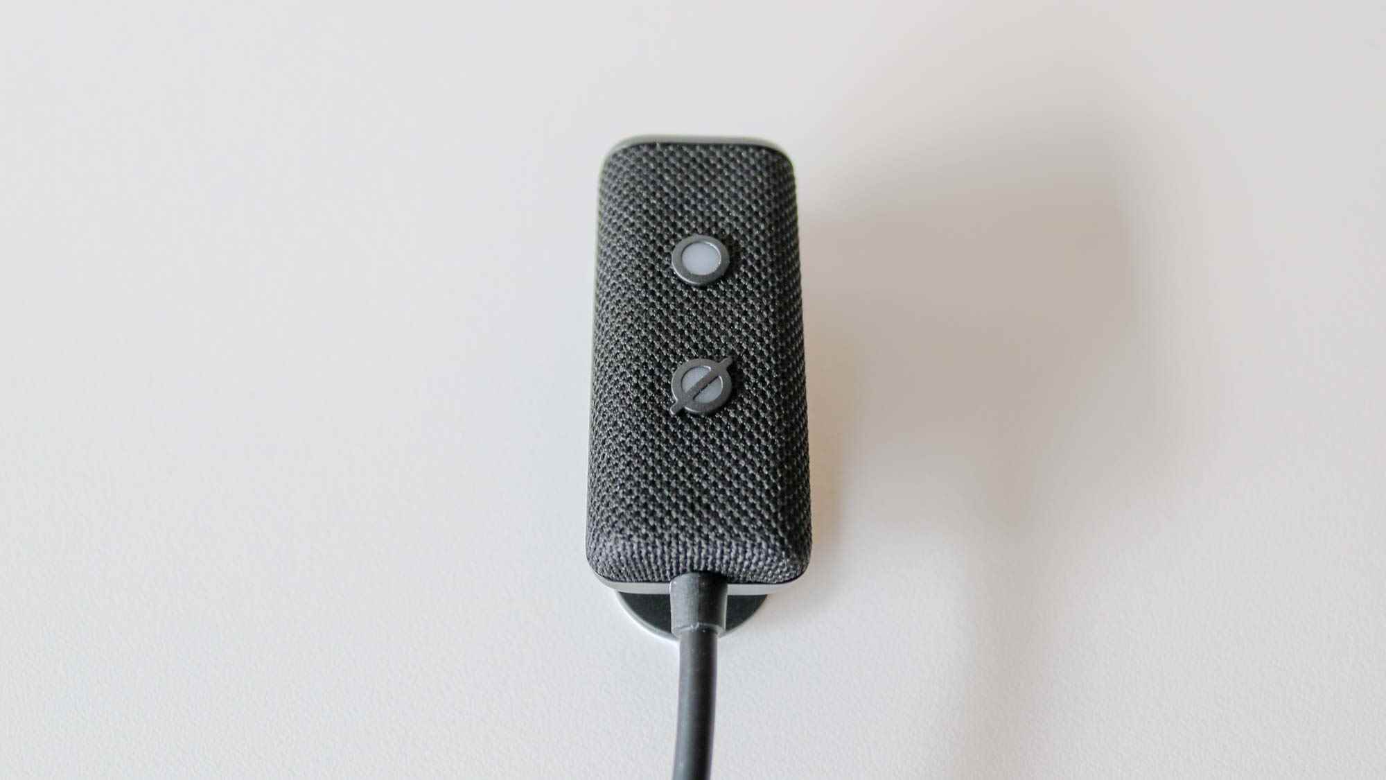 Echo Auto (2. Nesil) mikrofonunun bir resmi