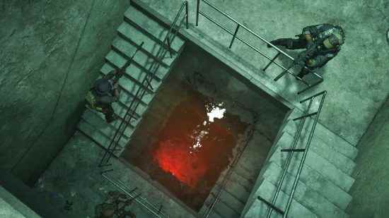 Warzone 2 Sezon 1 Yeniden Yüklendi: iki asker, odayı alttan dolduran suyla bir merdivenden çıkıyor