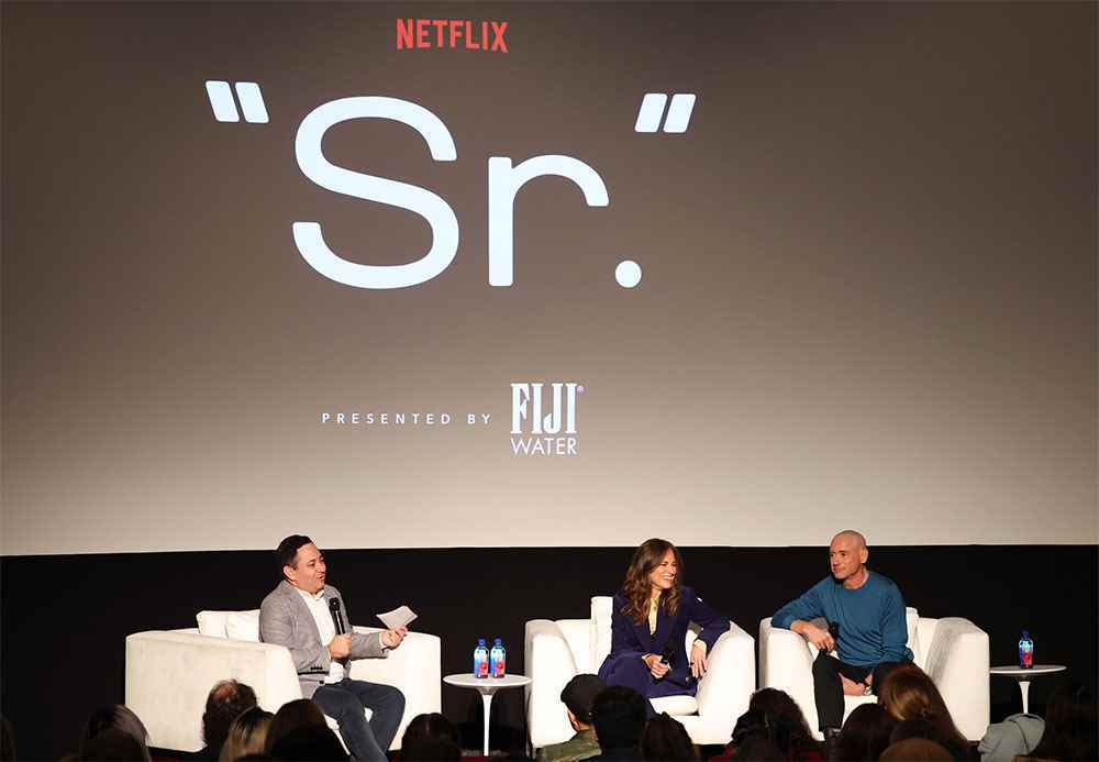 Scott Feinberg, 11 Aralık 2022'de Los Angeles, California'da düzenlenen The Hollywood Reporter ve Netflix Present: An Afternoon With Robert Downey Jr. - FIJI Water Sponsorluğunda DGA Theatre Complex'te Susan Downey ve Robert Downey Jr. ile sahnede konuşuyor.