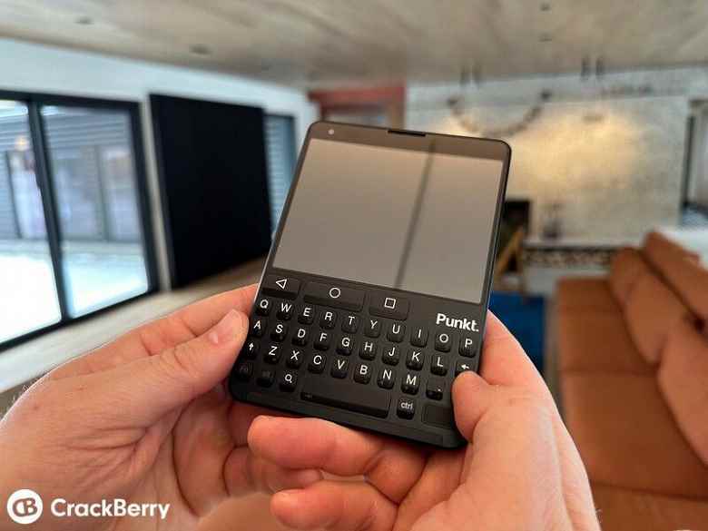QWERTY klavye, Android ve siyah şık tasarım.  İptal edilen akıllı telefon Punkt MC01 Legend hakkında bir inceleme yapıldı.