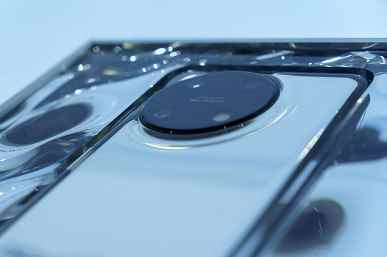 Oppo, tamamen cam bir akıllı telefon ve diğer cihazları gösterdi