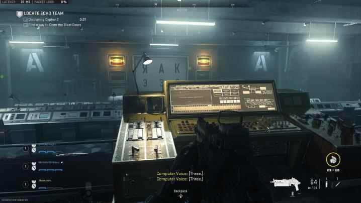 Modern Warfare II'de projektörün önündeki oyuncu.