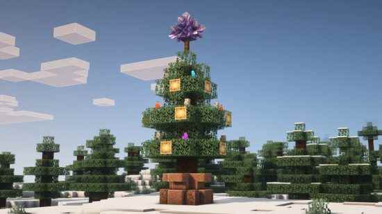 Minecraft Noel yapıları: Ametist ile tepesinde sevimli bir vanilya Minecraft Noel ağacı kar üzerinde duruyor