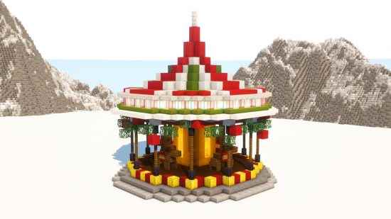 Minecraft Noel yapıları - karda şenlikli bir kırmızı ve yeşil atlıkarınca