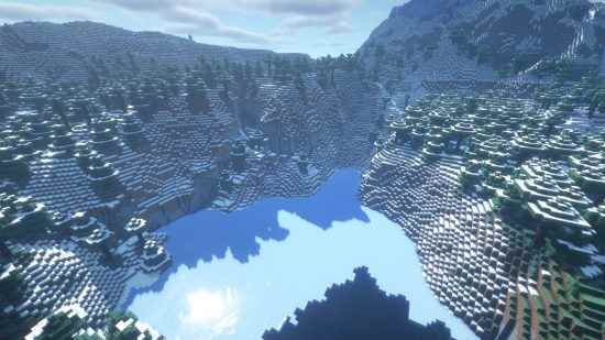 Minecraft Noel tohumları - 5488656216511509290: tepesi karla kaplı dağların ve donmuş bir gölün üzerine dökülen güneş ışınları