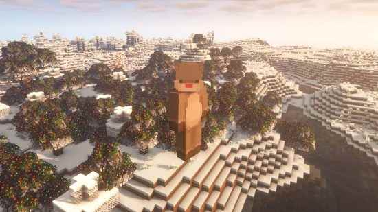 Minecraft Noel görünümleri - parıldayan Noel ağaçlarıyla dolu karlı bir manzara üzerinde gezinen pikselli bir rudolph