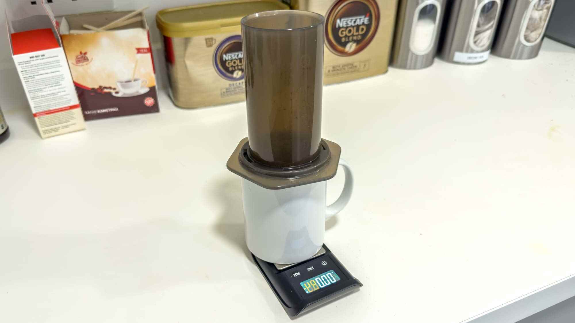 Aeropress kahve makinesi kullanımda