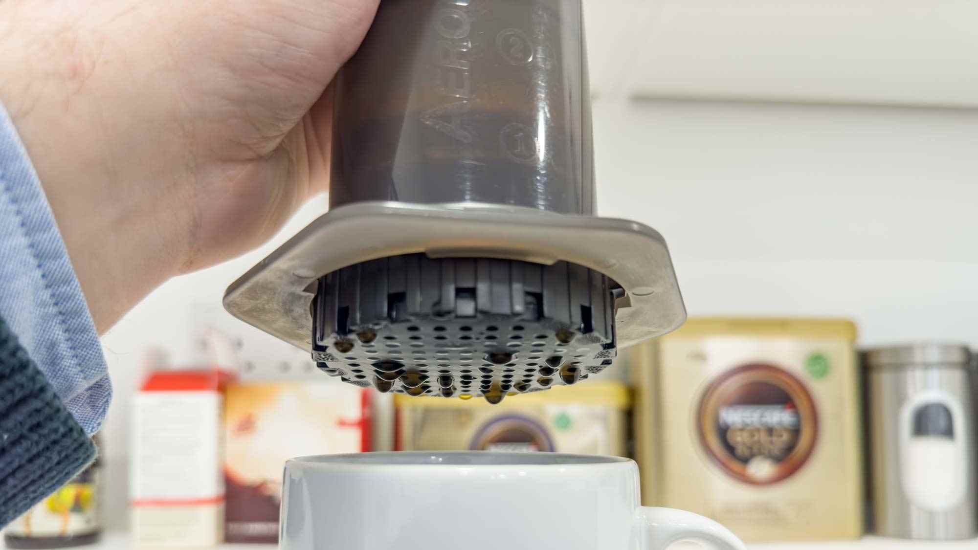 Aeropress kahve makinesi kullanımda