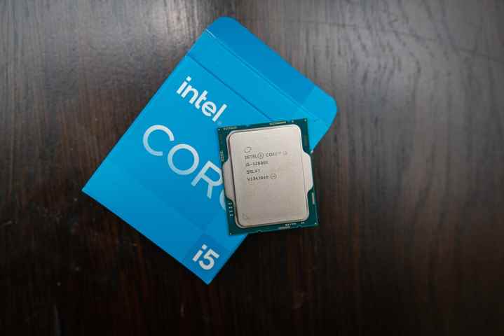 Bir Intel Alder Lake Core i5-12600K CPU ve ambalajı.