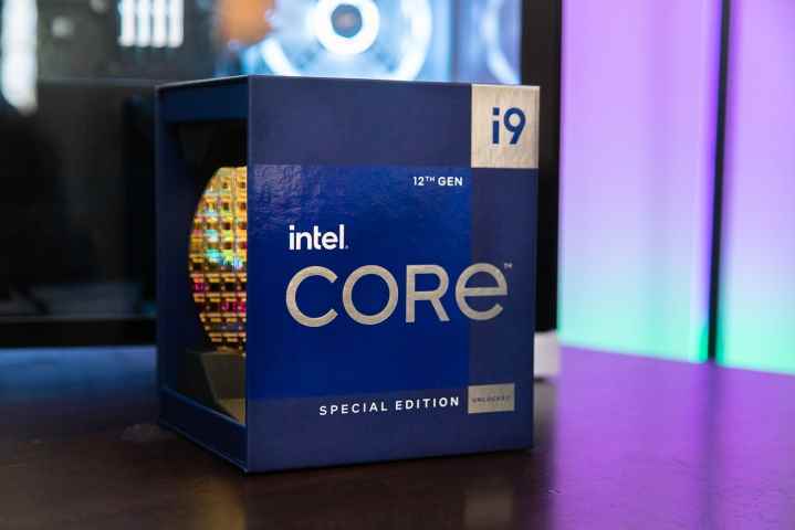 Bir oyun bilgisayarının önünde duran Intel Core i9-12900KS kutusu.