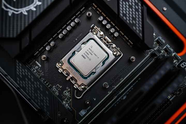 Bir anakartta kurulu Intel Core i5-13600K.