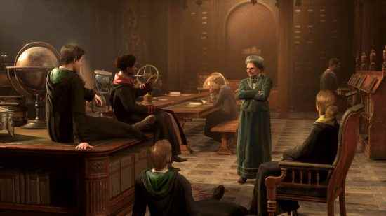 Hogwarts Legacy karakterleri - birkaç öğrenci ortak bir salonda bir profesörle konuşuyor.
