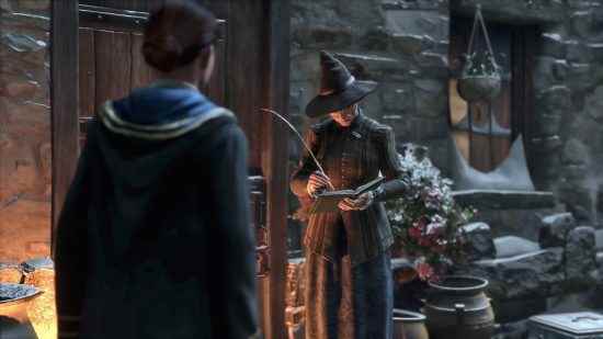 Hogwarts Legacy karakterleri - oyuncu, Hogsmede'deki dükkanının önünde Cassandra Mason ile konuşuyor.