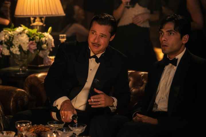 Brad Pitt, Diego Calva ile Babylon'da oturuyor.