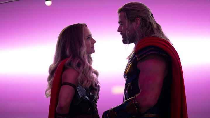 Jane ve Thor, Thor: Love and Thunder'da birbirlerinin gözlerine bakıyorlar.