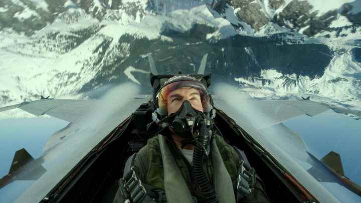 Tom Cruise, Top Gun: Maverick'te bir uçak uçuruyor.