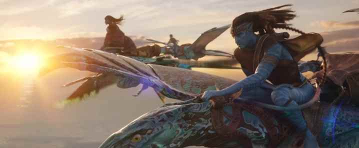 Jake ve ailesi "Avatar: The Way of Water"da banshees üzerinde uçuyorlar.