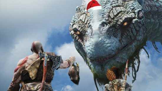 God of War'dan Kratos, Mimir'in başını Jörmungandr'a gösterir, ikincisi küçük bir Noel şapkası takar.
