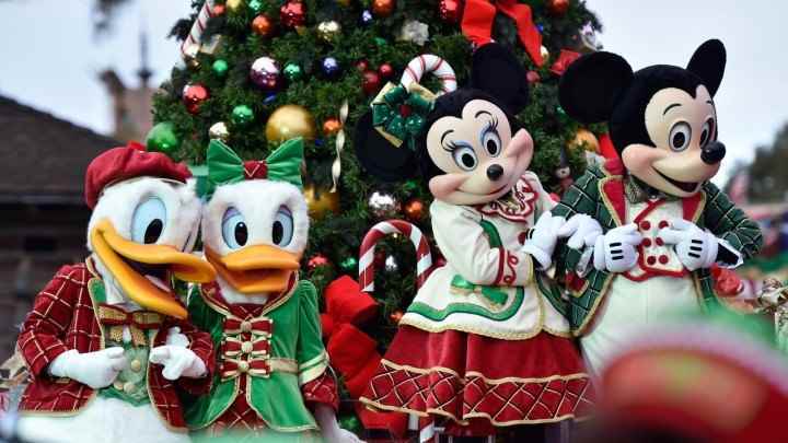 Mickey ve Minnie, Disney'in Sihirli Geçit Töreninde bir şamandırada gülümsüyor.