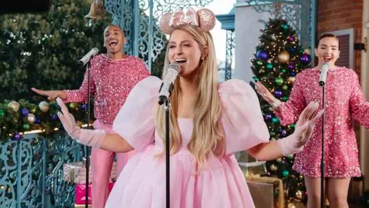 Meghan Trainor, Disney'in Büyülü Geçit Töreninde şarkı söylüyor.