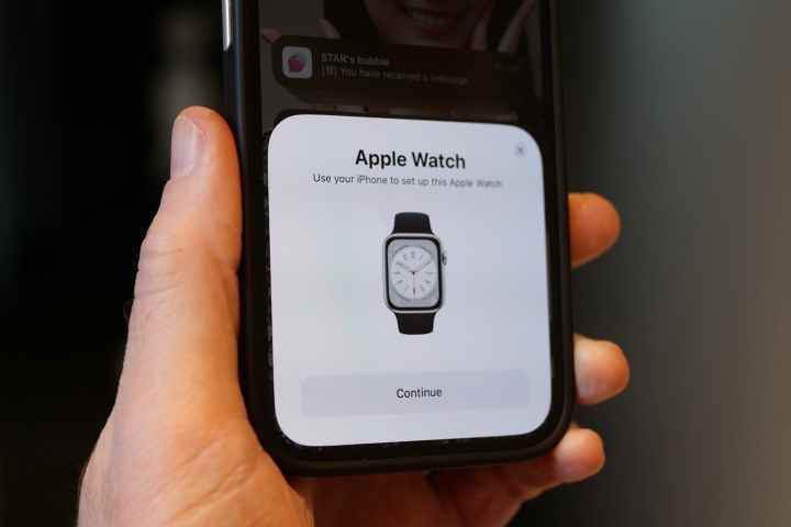 Yeni bir Apple Watch ile eşleştirmeyi bekleyen bir iPhone 14 Pro.
