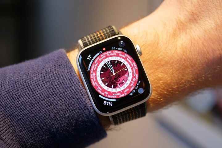 Apple Watch SE 2'de gösterilen Dünya Saati kadranı.