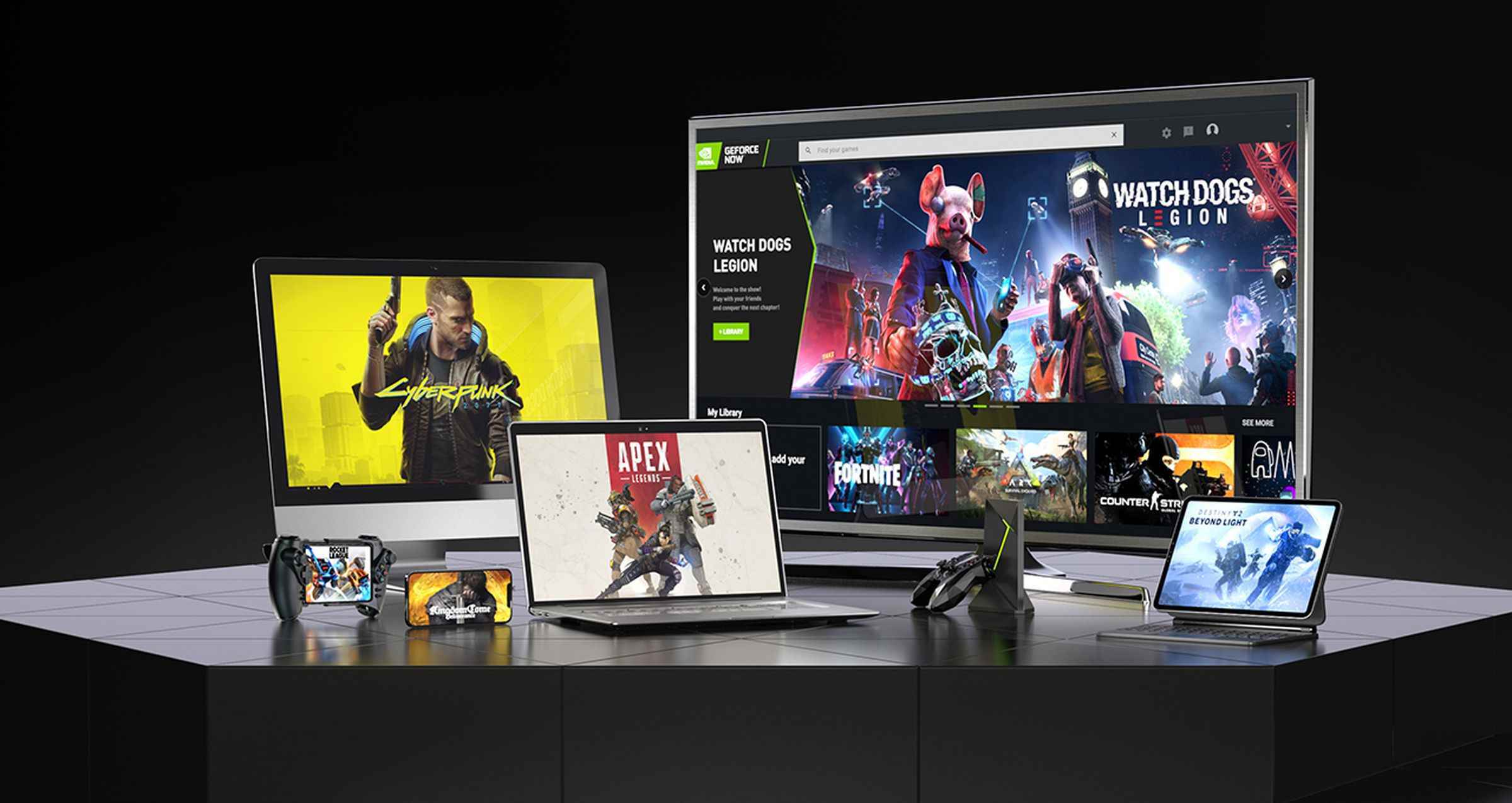 Bir tablo üzerinde tümü Nvidia GeForce Now akış hizmetini görüntüleyen bir dizi cihaz.