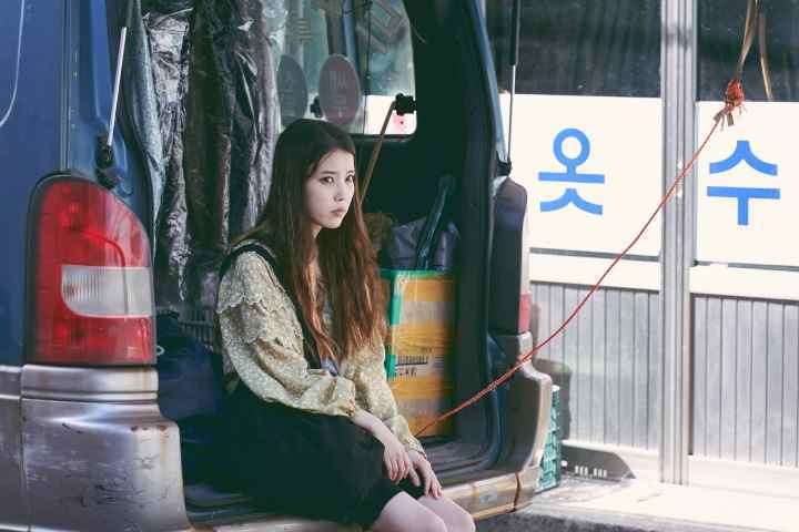 Lee Ji-eun, Broker'da bir minibüsün arkasında oturuyor.