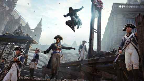 Assassin's Creed Unity kahramanı havada, hiçbir şeyden habersiz askeri muhafızlara arkadan saldırıyor