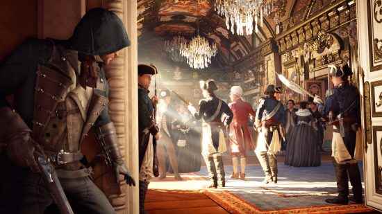 Assassin's Creed Unity kahramanı bir duvara sarılmış, elindeki silahı sallarken köşeden dışarıyı gözetliyor
