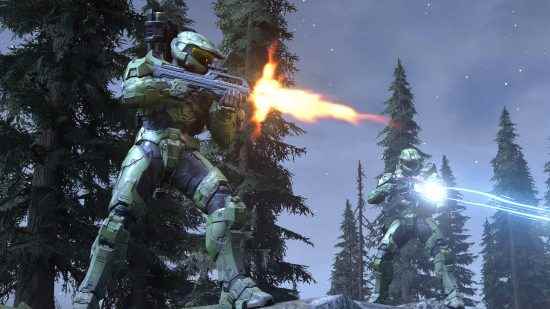 Halo Infinite çok oyunculu sorunları - karlı bir ormanda ekran dışındaki düşmanlara ateş eden iki Spartalı.