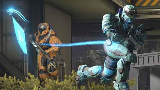 Halo Infinite çok oyunculu sorunları - bir bayrağı ele geçirmeye çalışan iki Spartalı.  Turuncu mavi bayrakla koşarken cam göbeği dikkati başka yöne çekiyor.